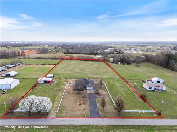 954 NW Main St, Gentry, AR 72734