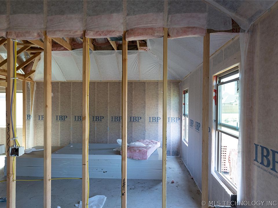 2nd image of 2908 E Northhampton St