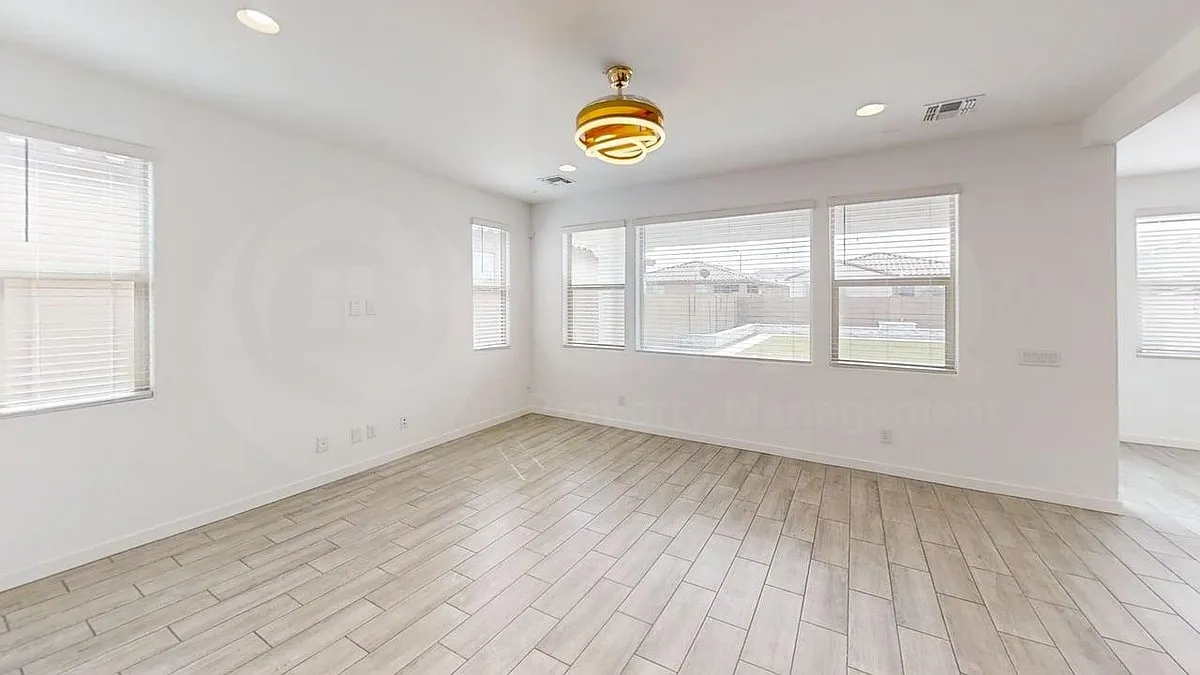 4 bed, 3.0 bath, 2546 sqft, $2,599 — Photo 2