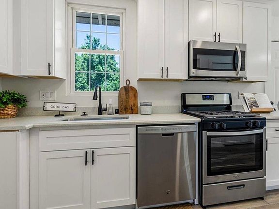 2nd image of 1511 W Oxford Way