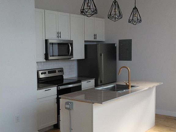 3rd image of 630 N Park Ave #B