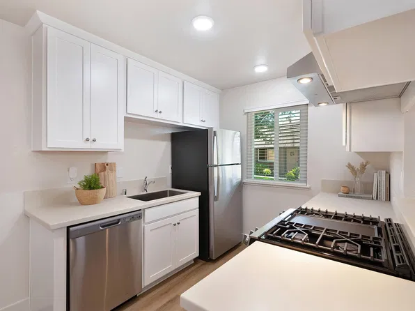Brentwood Village Apartments