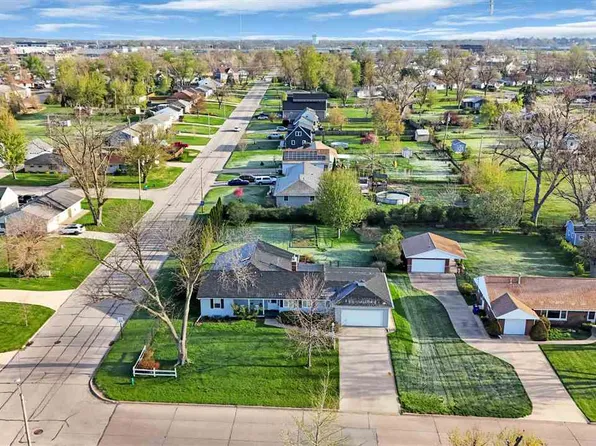 648 42nd St NE, Cedar Rapids, IA 52402