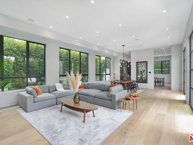 346 N Kings Rd — Photo 8