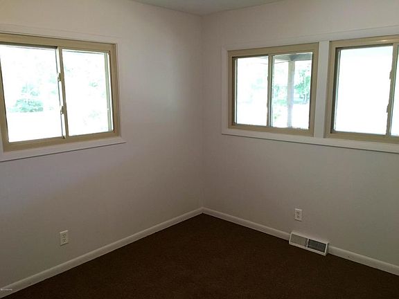 5th image of 5685 E Summit Ave