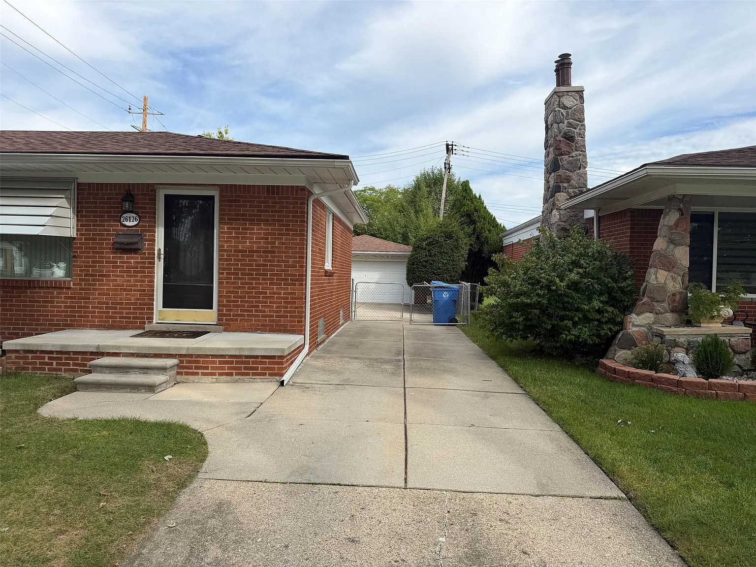 3 bed, 1.0 bath, 1050 sqft, $2,200 — Photo 2
