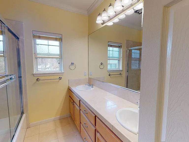 373 Florence St — Photo 10