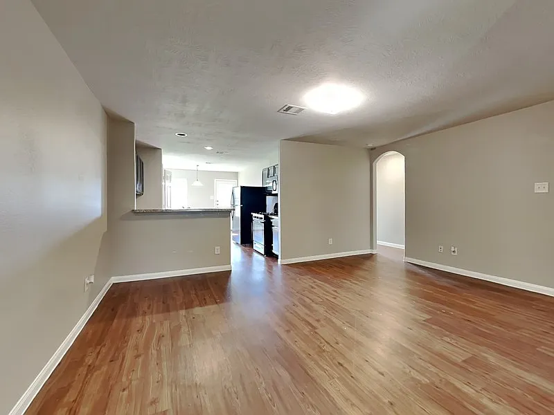 4 bed, 2.5 bath, 1917 sqft, $1,899 — Photo 2