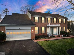 11 Moss Rd, Sterling, VA 20165