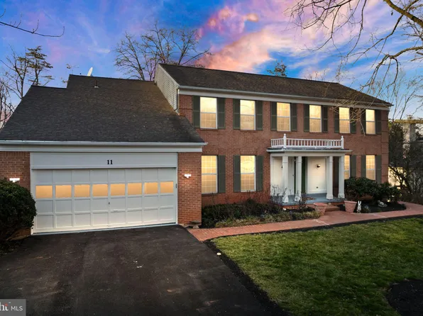 11 Moss Rd, Sterling, VA 20165