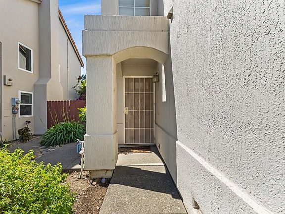3rd image of 1109 Syracuse Circle