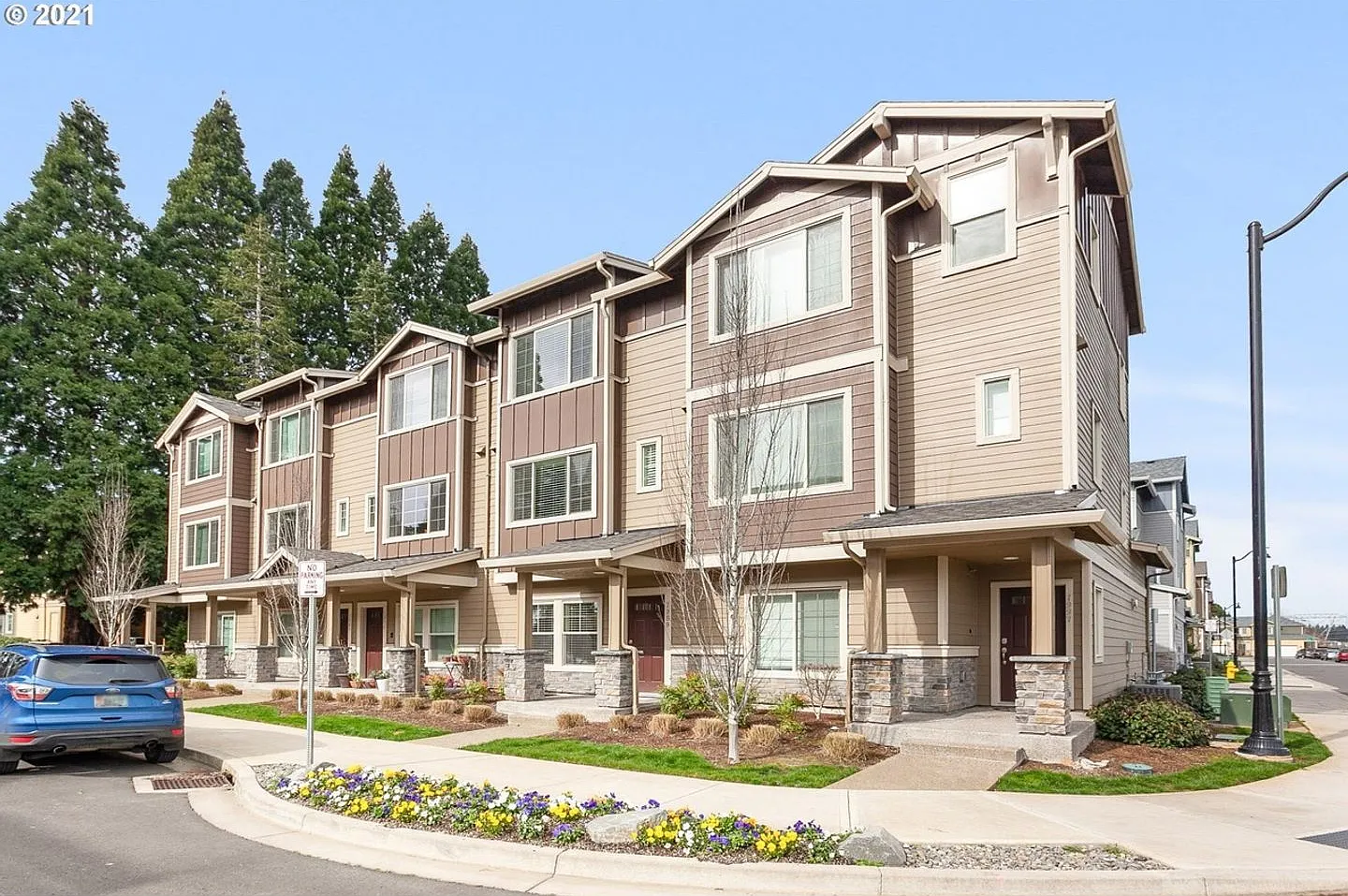Spectacular 2 Bed | 2.5 Bath + Office/Den Townhome | Prime Hillsboro Location | Modern Living | C... — Photo 1
