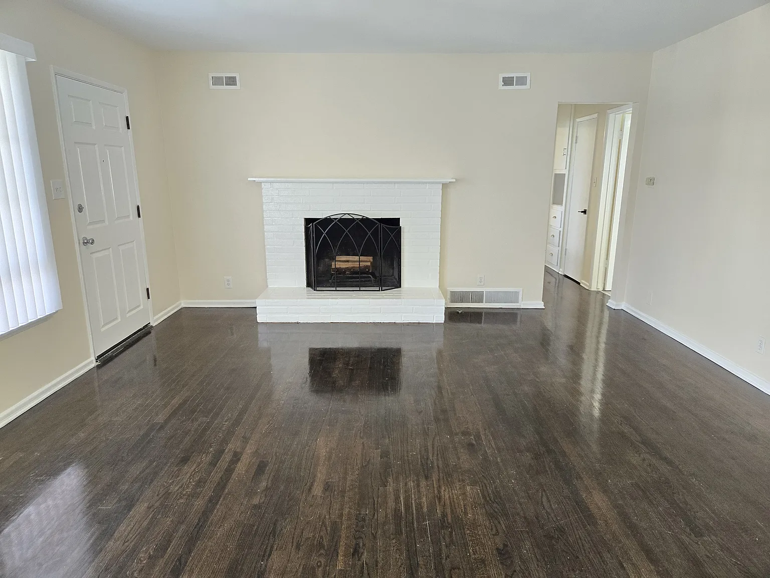 2 bed, 900 sqft, $3,500 — Photo 2