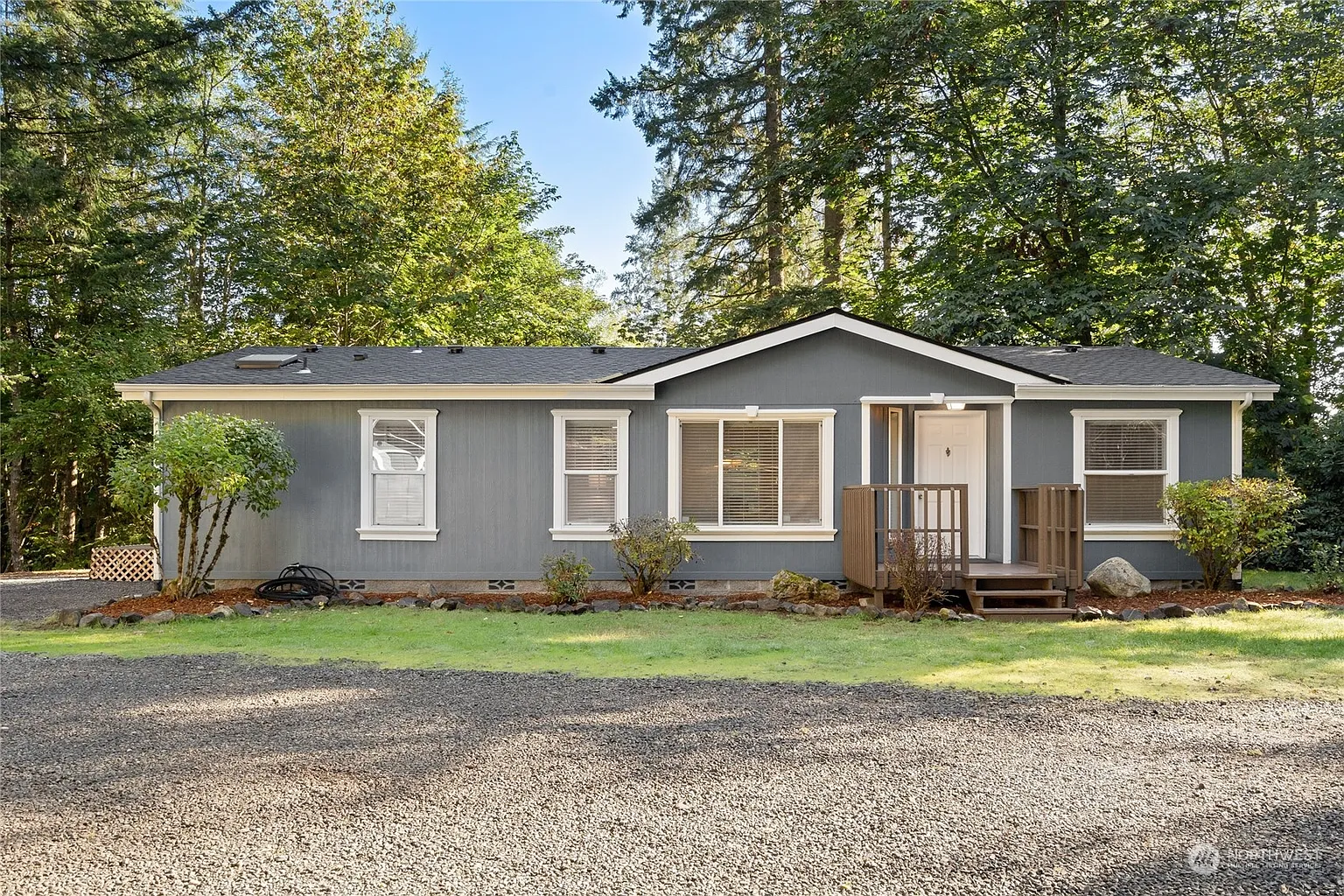 565 SW Dogwood Rd photo 1
