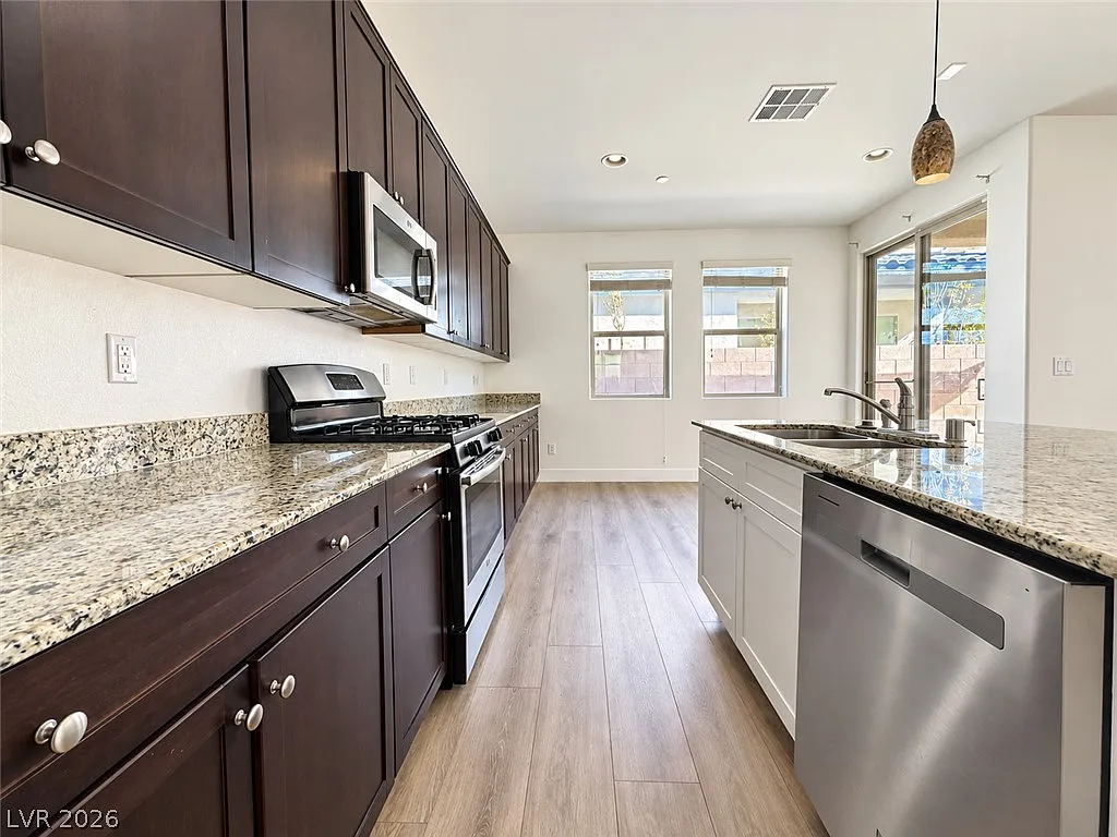 3 bed, 2.5 bath, 1656 sqft, $2,200 — Photo 4