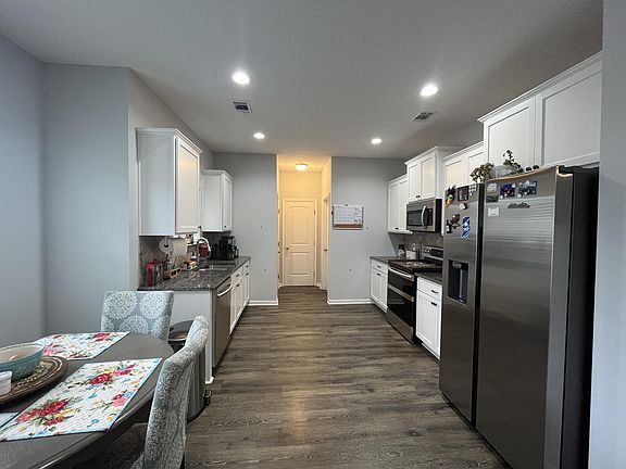 5th image of 172 Labrador Ln NE