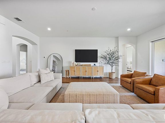 4th image of 3326 Madrone Ln