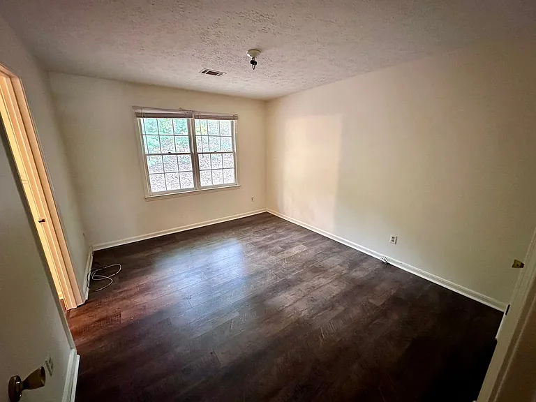 505 Chateau Dr SE — Photo 2