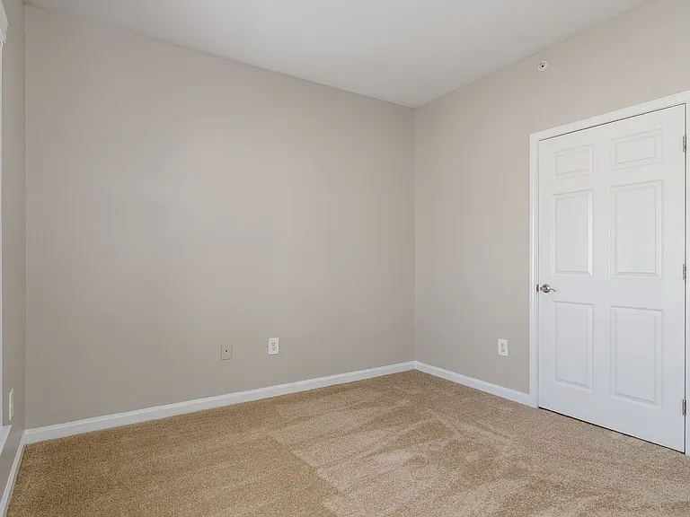 Marshall Square Apartments — Photo 35