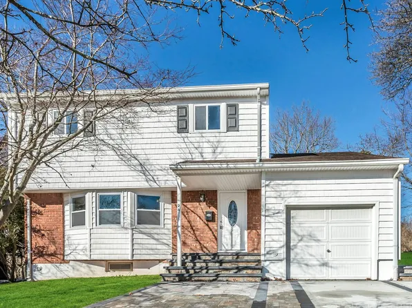 26 Morewood Drive, Smithtown, NY 11787