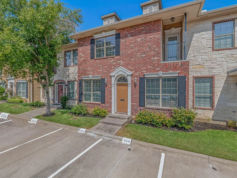 304 Forest Dr — Photo 2