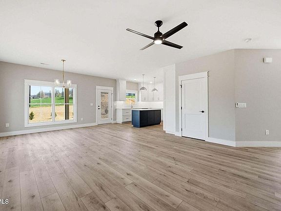 5th image of 322 Monroe Dr