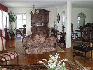 3rd image of 943 Phyllis Dr