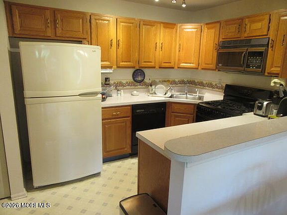 3rd image of 64 Arrowwood Court