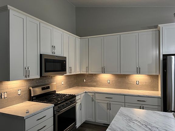 5th image of 211 Blackbird St N