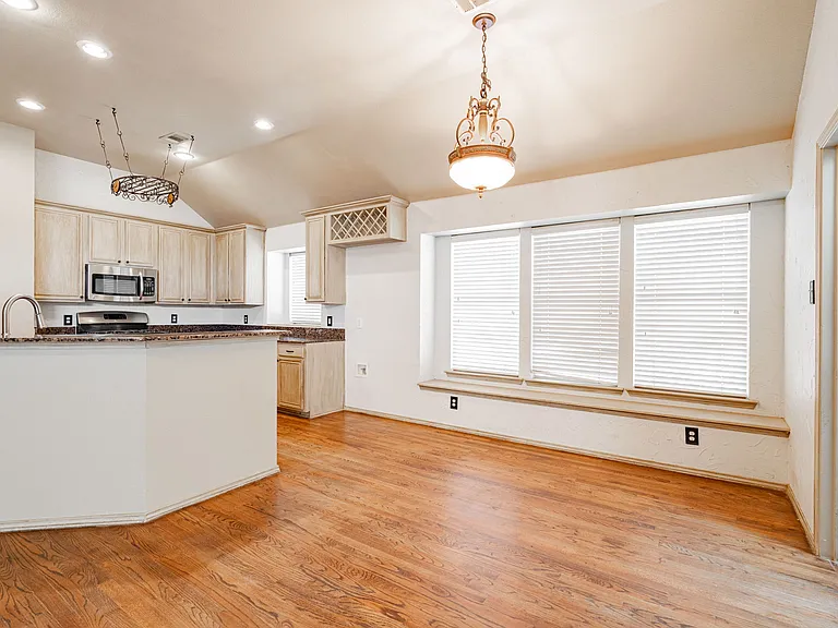 1875 Crestlake Dr — Photo 16