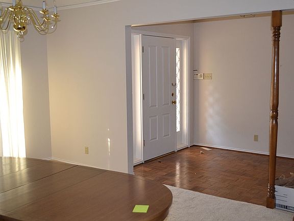 dinning area and entry way