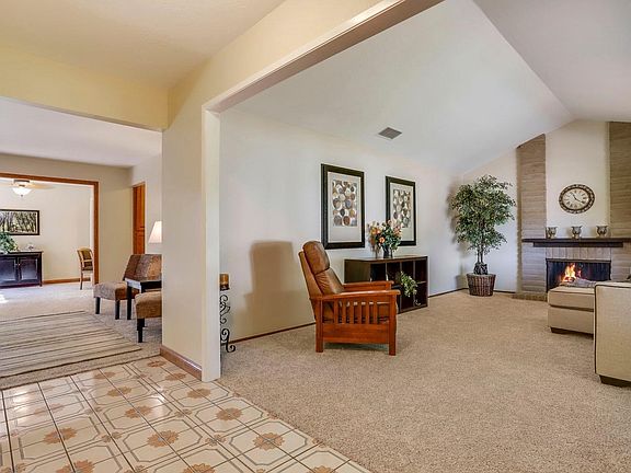4th image of 1801 Newport Ct