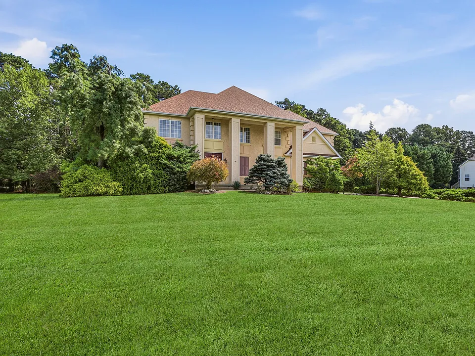 62 Greenwich Dr