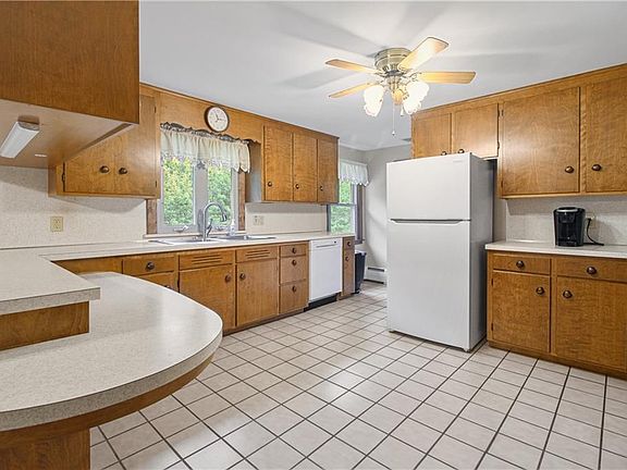 4th image of 703 Pound Hill Rd
