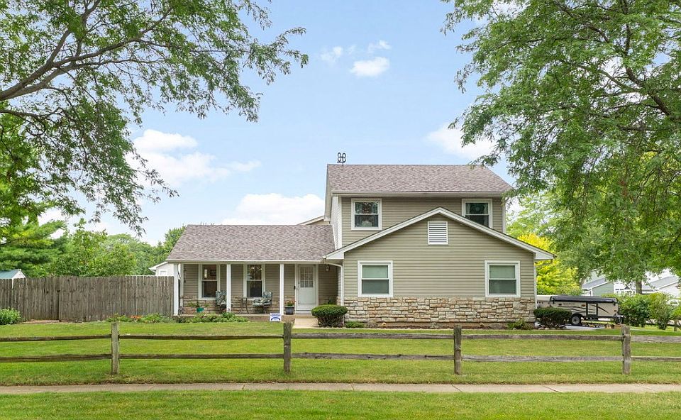 1st image of 300 Oakbrook Ct