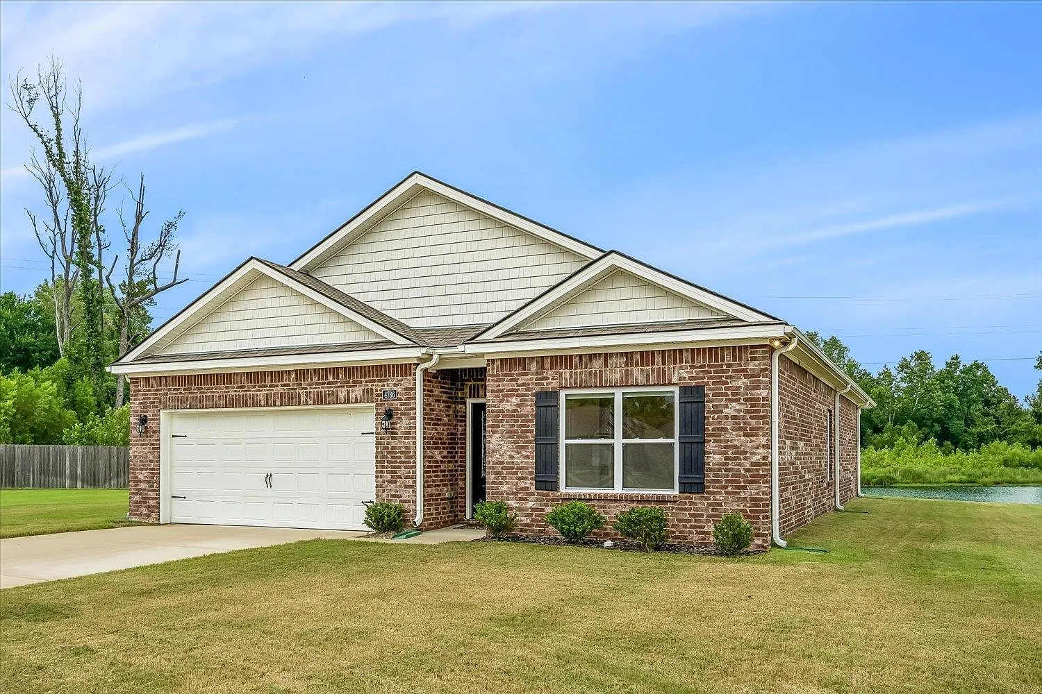 4 bed, 2.0 bath, 1833 sqft, $2,100 — Photo 4