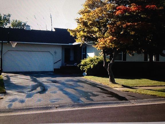 2nd image of 119 E Drew Ln