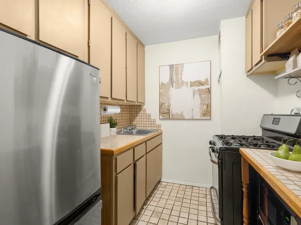 333 East 66th Street image 3 of 6