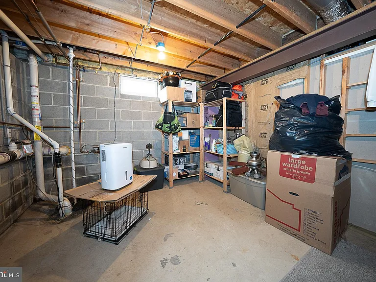 586 Summit St — Photo 41