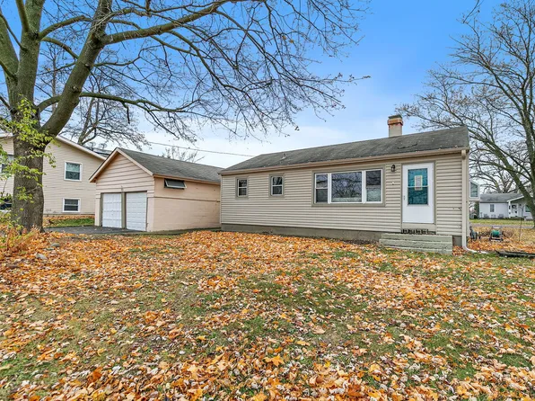 70 Hilltop Dr, Lake In The Hills, IL 60156