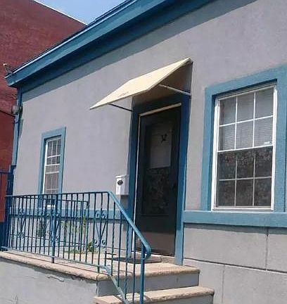 Apt has private entrance located on the side, Bowers Street