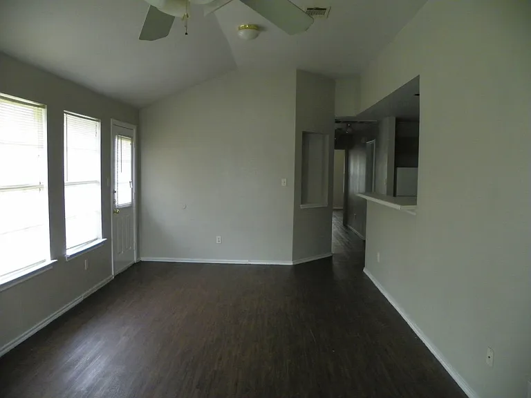 2221 Creekside Ln — Photo 3