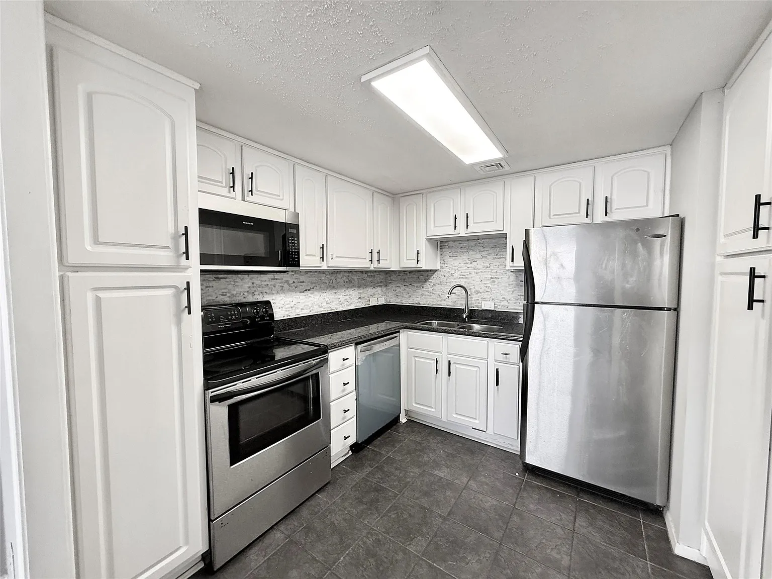 1 bed, 1.0 bath, 707 sqft, $1,695 — Photo 2