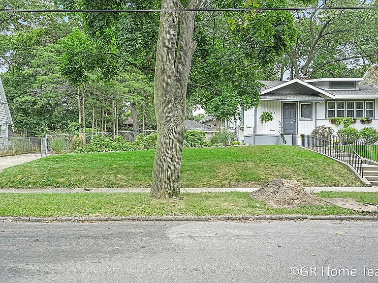 910 Calvin Ave SE — Photo 2