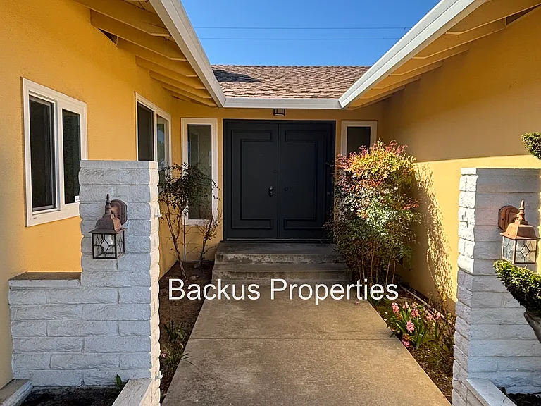 1150 San Diego Dr — Photo 2