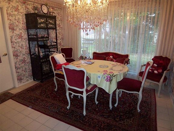 4th image of 2825 SE Italy St