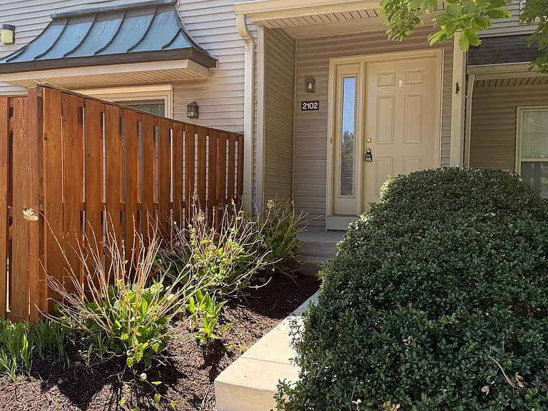 2102 Brookhaven Dr — Photo 2