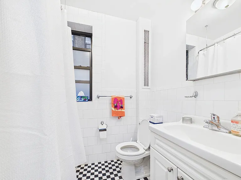 315 W 19th St #33 — Photo 9