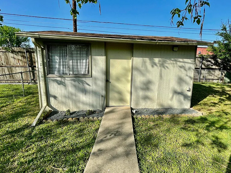 Shed (200 sqft, has electricity)