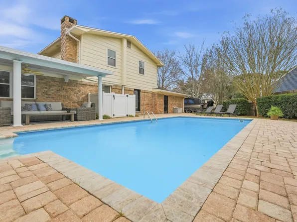 130 Lake Lorraine Cir, Shalimar, FL 32579